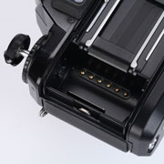 【NIKON(尼康)】Nikon F301拆解图， 尼康F301使用纵走式钢片快门，另外增加了胶片感光度自动识别系统，即在胶卷暗盒仓内的六颗铜质触点。