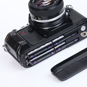 【NIKON(尼康)】Nikon F301拆解图， 尼康F301的机身虽然内置了马达卷片器，但机身体积并没有增加太多，这卷片器使用四节AA电池驱动，这些电池同时也提供相机的其他功能的用电，比如光圈优先、程序曝光、测光及电子自拍等。