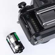 【NIKON(尼康)】Nikon F301拆解图， 暗盒的白色金属部分是可以导电的，胶卷暗盒装入机身的暗盒仓后暗盒的白色金属部分与铜质触点连接，相机的测光表便可知道胶片的感光度了。