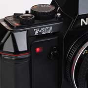 【NIKON(尼康)】Nikon F301拆解图， 电子自拍由红色指示灯提示，指示灯闪烁的频率由慢到快，提醒被摄者快门即将释放。