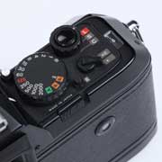【NIKON(尼康)】Nikon F301拆解图， 因为有内置卷片马达，所以快门钮下设计了L（快门锁），S（单张拍摄）和C（多张连拍），另外还有蜂鸣器开关设置。