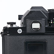【NIKON(尼康)】尼康  F2 photomic S拆解图， 机背左上的按钮B也是拆换棱镜取景器用的，它必须与上一张图中的A同时按下才可以取下棱镜取景器。