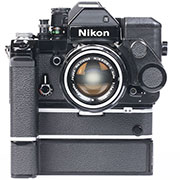 【NIKON(尼康)】尼康  F2 photomic S拆解图， 前面讲到的有关尼康F2的一些配件全部装在机身上，就是这个威武的样子。