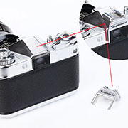 【VOIGTLANDER(福伦达)】Bessamatic 135单镜头反光相机拆解图， 相机原设计是没有闪光灯插座的，福伦达单独设计了一款闪光灯插座，它的两条腿刚好插入取景目镜两侧的轨道。这两条轨道是原本就预留的呢，还是歪打正着呢？不得而知。