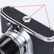 【VOIGTLANDER(福伦达)】Bessamatic 135单镜头反光相机拆解图， 机身底部，相机的三个脚也是一样，对称。