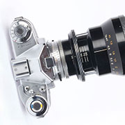 【VOIGTLANDER(福伦达)】Bessamatic 135单镜头反光相机拆解图， 俯视更能看清楚机身与镜头的比例关系。
