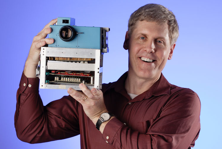 柯达实验室有一位刚刚入职的年轻员工萨森，在不到一年的时间里，他就研发出一部采用CCD作为感光介质的“手持式电子静态照相机